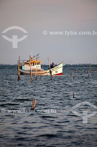  Subject: Fishing boat in the channel of access to the Patos Lagoon / Place: Sao Jose do Norte city - Rio Grande do Sul state (RS) - Brazil / Date: 02/2012 