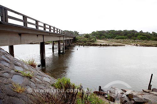  Subject: Bridge over the Chuy Stream - View from Brazil-Uruguay border from the side Uruguayan - the Brazilian side is Santa Vitoria do Palmar / Place: Frontier between Brazil and Uruguay / Date: 02/2012 