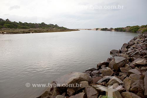  Subject: View of Chuy Stream from the side Uruguayan -  Brazil-Uruguay border - the Brazilian side is Santa Vitoria do Palmar  / Place: Frontier between Brazil and Uruguay / Date: 02/2012 