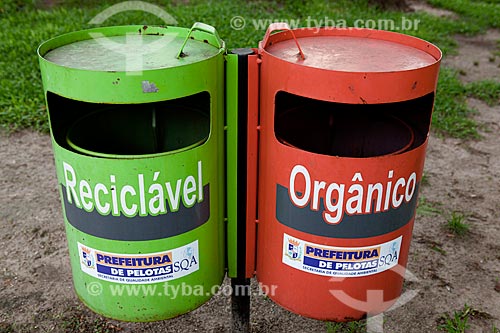  Subject: Garbage collection selective in Coronel Pedro Osorio Square / Place: Pelotas city - Rio Grande do Sul state (RS) - Brazil / Date: 02/2012 