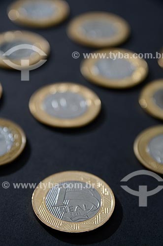  Subject: Brazilian currency - One Real / Place: Studio / Date: 10/2011 
