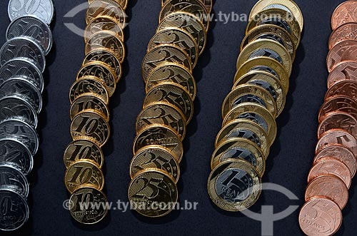  Subject: Brazilian currency - Coins of five, ten, twenty-five, fifty cents and one Real / Place: Studio / Date: 10/2011 