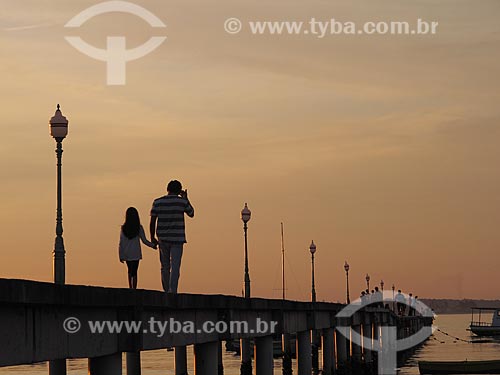  Subject: Tourists walking on the pier of Manguinhos Beach to watch the sunset / Place: Buzios city - Rio de Janeiro state (RJ) - Brazil / Date: 12/2011 