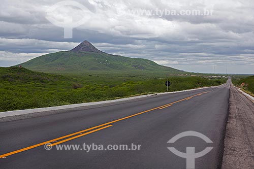  Subject: View of Highway BR-304 with Cabugi Mountain in the background / Place: Angicos city - Rio Grande do Norte state (RN) - Brazil / Date: 03/2012 