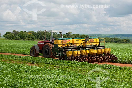  Subject: Planter in the midst of soybeans planting  / Place: Rondonopolis city - Mato Grosso state (MT) - Brazil / Date: 12/2011 