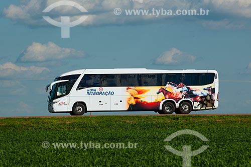  Subject: Bus passing in soybean planting - Stretch of highway BR - 153 / Place: Rondonopolis city - Mato Grosso state (MT) - Brazil / Date: 12/2011 