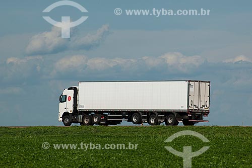  Subject: Fridge truck passing in soybean planting - Stretch of highway BR - 153  / Place: Rondonopolis city - Mato Grosso state (MT) - Brazil / Date: 12/2011 