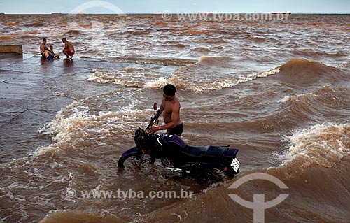  Subject: Man washing motorcycle - Santa Ines Ramp / Place: Macapa city - Amapa state (AP) - Brazil / Date: 04/2012 