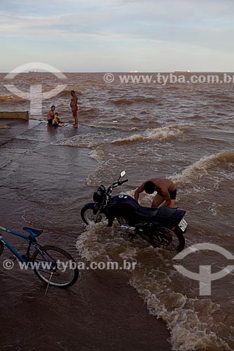  Subject: Man washing motorcycle - Santa Ines Ramp / Place: Macapa city - Amapa state (AP) - Brazil / Date: 04/2012 