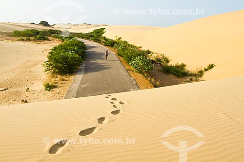  Subject: Sandboarding on the dunes of Medanos de Coro National Park / Place: Coro city - Falcon state - Venezuela - South America / Date: 05/2012 
