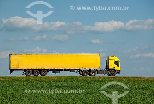  Subject: Truck covered with canvas passing in soybean planting - Stretch of highway BR-153 / Place: Rondonopolis city - Mato Grosso state (MT) - Brazil / Date: 12/2011 