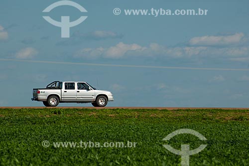  Subject: Pickup truck passing in soybean planting - Stretch of highway BR-153 / Place: Rondonopolis city - Mato Grosso state (MT) - Brazil / Date: 12/2011 