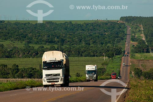  Subject: Traffic on the BR-153 in the rural zone of Rondonopolis city / Place: Rondonopolis city - Mato Grosso state (MT) - Brazil / Date: 12/2011 