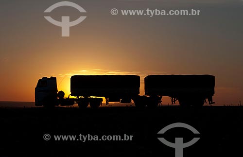  Subject: Grain truck in BR-153 - Rural zone of Rondonopolis city / Place: Rondonopolis city - Mato Grosso state (MT) - Brazil / Date: 12/2011 