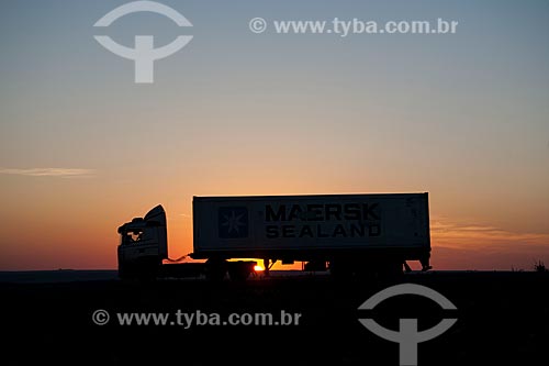  Subject: Grain truck in BR-153 - Rural zone of Rondonopolis city / Place: Rondonopolis city - Mato Grosso state (MT) - Brazil / Date: 12/2011 