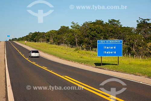  Subject: Plaque in border of the municipalities of Itabera and Itapeva - State Highway Francisco Alves Negrao   / Place: Itabera city - Sao Paulo state (SP) - Brazil / Date: 01/2012 