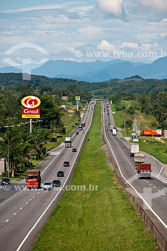  Subject: Regis Bittencourt Highway in height of Jacupiranga city - On the left side Totem of the Graal Post / Place: Jacupiranga city - Sao Paulo state (SP) - Brazil  / Date: 02/2012 