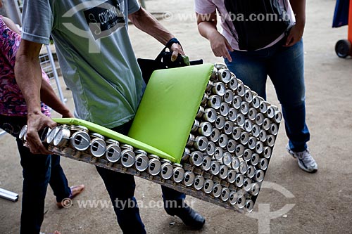  Man holding a chair made from recycled aluminum cans exposed in the Peoples Summit at Rio+20 - Creator: Adriano Bezerra (Manufacturer of mobile home utilities cover tin) - Source: Caracaraí (RR)  - Rio de Janeiro city - Rio de Janeiro state (RJ) - Brazil
