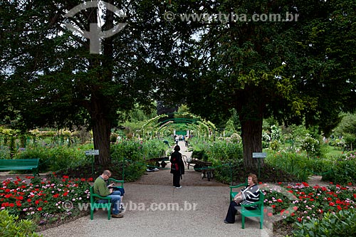  Subject: People sitting in Garden of Claude Monet / Place: Giverny - France - Europe / Date: 06/2012 