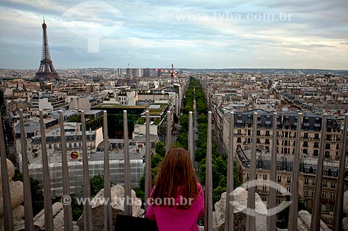  Subject: Tourist watching Paris form the mirante of Triumphal Arches / Place: Paris - France - Europe / Date: 06/2012 