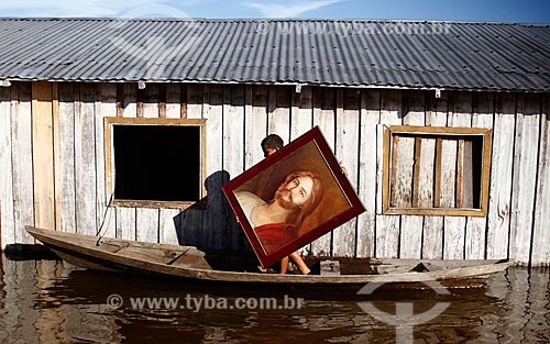  Subject: Resident of riparian community left his home during the period flood / Place: Iranduba city - Manaus state (AM) - Brazil / Date: 05/2012 