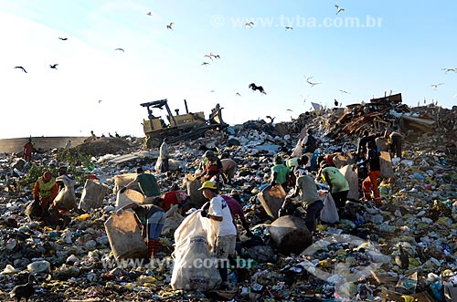  Subject: Workers collecting garbage with help of a backhoe at the Jardim Gramacho sanitary landfill / Place: Duque de Caxias city - Rio de Janeiro state (RJ) - Brazil / Date: 04/2011 