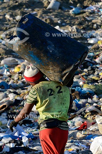  Subject: Worker carrying plastic basket for garbage collection at the Jardim Gramacho sanitary landfill / Place: Duque de Caxias city - Rio de Janeiro state (RJ) - Brazil / Date: 04/2011 