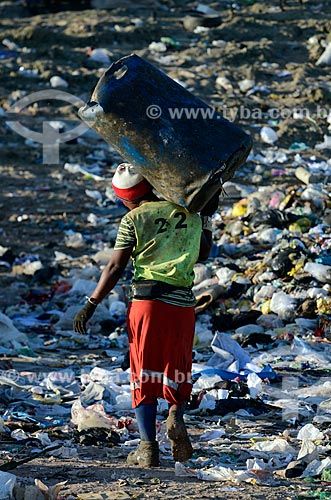  Subject: Worker carrying plastic basket for garbage collection at the Jardim Gramacho sanitary landfill / Place: Duque de Caxias city - Rio de Janeiro state (RJ) - Brazil / Date: 04/2011 
