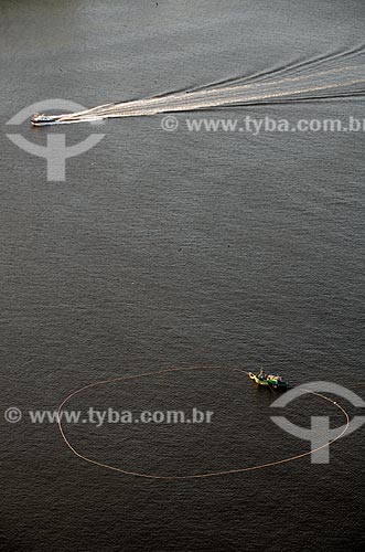  Subject: Aerial view of motorboat and trawler boat on the high seas in the Guanabara Bay / Place: Rio de Janeiro city - Rio de Janeiro state (RJ) - Brazil / Date: 10/2011 