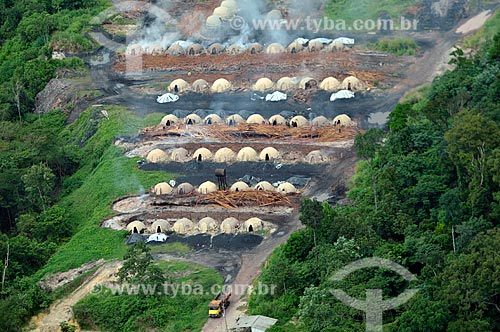  Subject: Sawmill with charcoal ovens next to Gurupi Biological Reserve / Place: Maranhao state (MA) - Brazil / Date: 05/2012 