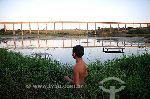  Subject: Bridge of Carajas Railway in the neighborhood of Piquia de Baixo - A boy in the foreground / Place: Acailandia city - Maranhao state (MA) - Brazil / Date: 05/2012 