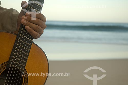  Subject: Detail of hand holding guitar / Place: Rio de Janeiro city - Rio de Janeiro state (RJ) - Brazil / Date: 05/2010 