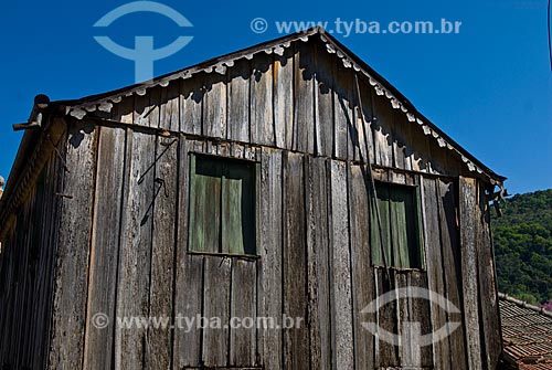  Subject: Home of settler - house built with wood / Place: Santa Tereza city - Rio Grande do Sul state (RS) - Brazil / Date: 09/2011 