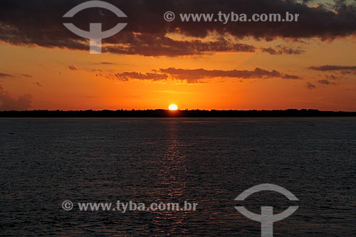  Subject: Dawn on the Amazon River between the towns of Itacoatiara and Parintins / Place: Itacoatiara city - Amazonas state (AM) - Brazil / Date: 06/2012 