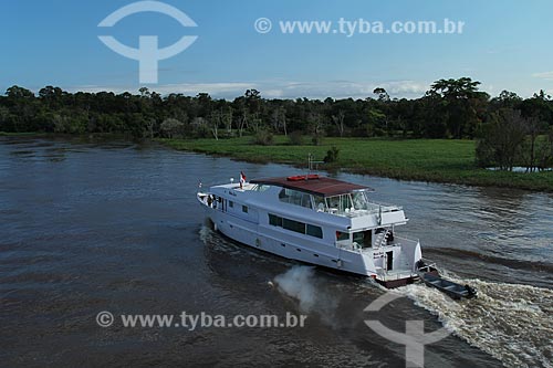  Subject: Boat in the Amazon River in flood season between the towns of Parintins and Itacoatiara / Place: Parintins city - Amazonas state (AM) - Brazil / Date: 06/2012 