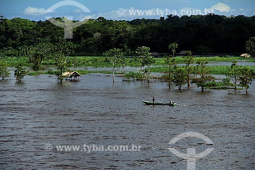  Subject: House in the Amazon River in the flooding season between the towns of Parintins and Itacoatiara / Place: Parintins city - Amazonas state (AM) - Brazil / Date: 06/2012 