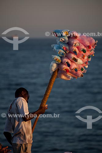  Subject: Man selling cotton candy at the beach / Place: Rio de Janeiro city - Rio de Janeiro state (RJ) - Brazil / Date: 04/2012 