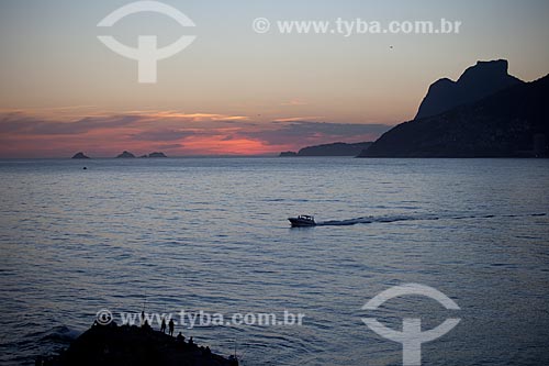  Subject: Sunset in the Ipanema beach - In the background the Gavea Rock / Place: Rio de Janeiro city - Rio de Janeiro state (RJ) - Brazil / Date: 04/2012 