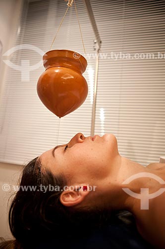  Subject: Ayurvedic Therapy - Shirodhara (Continuous stream of warm oil directed to the head ) / Place: Rio de Janeiro city  -  Rio de Janeiro state  ( RJ )   -  Brazil / Date: 05/2012 