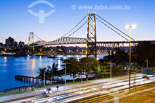  Subject: Hercilio Luz Bridge (1926) at nightfall / Place: Florianopolis city - Santa Catarina state (SC) - Brazil / Date: 07/2012 