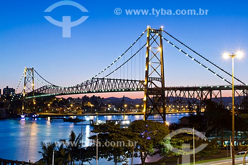  Subject: Hercilio Luz Bridge (1926) at nightfall / Place: Florianopolis city - Santa Catarina state (SC) - Brazil / Date: 07/2012 