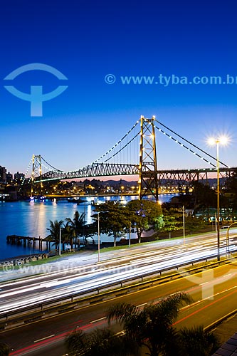  Subject: Hercilio Luz Bridge (1926) at nightfall / Place: Florianopolis city - Santa Catarina state (SC) - Brazil / Date: 07/2012 