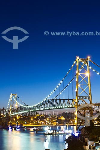  Subject: Hercilio Luz Bridge (1926) at nightfall / Place: Florianopolis city - Santa Catarina state (SC) - Brazil / Date: 07/2012 