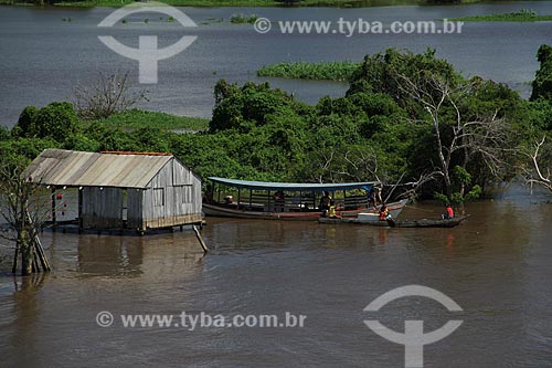  Subject: House on Amazon River in flood season between the cities of Parintins and Itacoatiara / Place: Parintins city - Amazonas state (AM) - Brazil / Date: 07/2012 