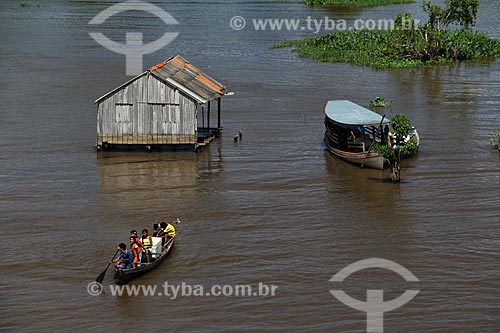  Subject: House on Amazon River in flood season between the cities of Parintins and Itacoatiara / Place: Parintins city - Amazonas state (AM) - Brazil / Date: 07/2012 