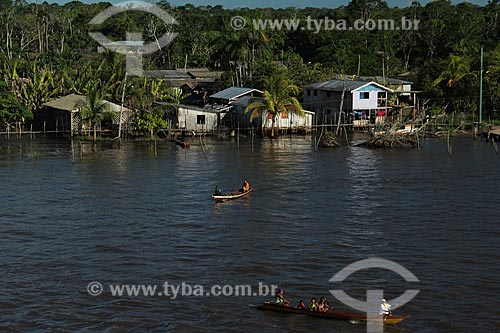  Subject: Houses on the banks of the Amazon River / Place: Urucurituba city - Amazonas state (AM) - Brazil / Date: 07/2012 