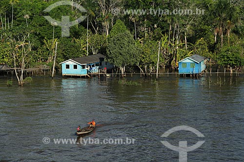  Subject: Houses on the banks of the Amazon River / Place: Urucurituba city - Amazonas state (AM) - Brazil / Date: 07/2012 