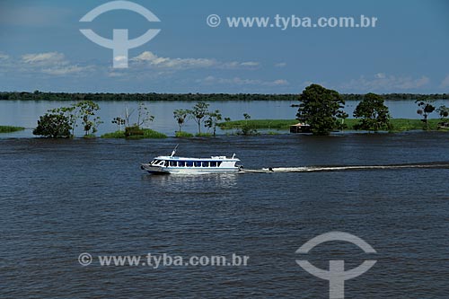  Subject: Boat on Amazon River in flood season / Place: Manaus city - Amazonas state (AM) - Brazil / Date: 07/2012 