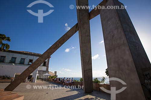  Subject: Cruz caida square - Cruz caida monument (1999) from Mario Cravo / Place: Se Square - Salvador city - Bahia state (BA) - Brazil / Date: 07/2012 