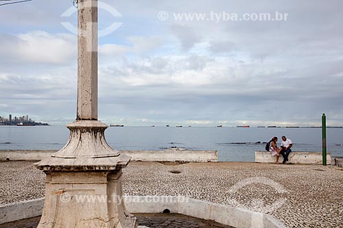  Subject: Couple sitting in the Largo da Boa Viagem / Place: Boa Viagem neighborhood - Salvador city - Bahia state (BA) - Brazil / Date: 07/2012 